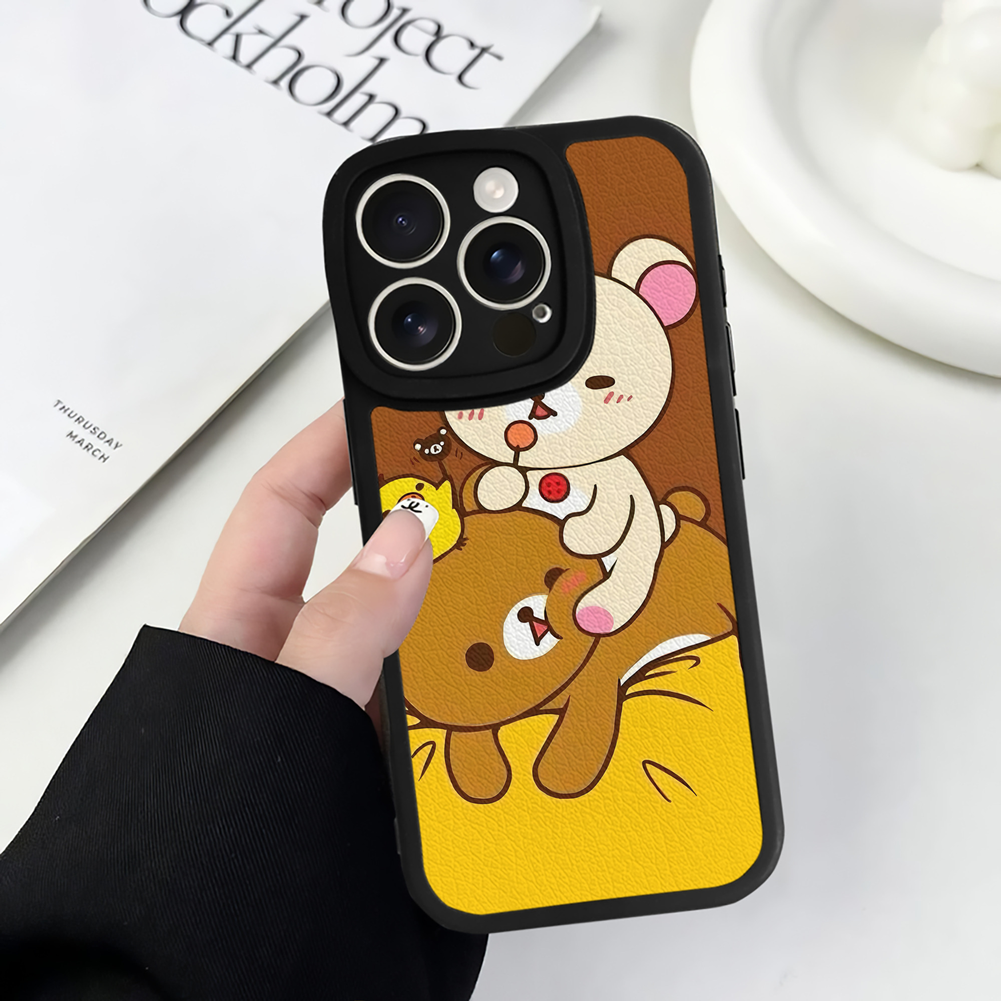 （画像用） リラックマ リラックマ キイロイトリ Rilakkuma Korilakkuma Kiiroitori 【iPhone 16シリーズ対応】シリコンスマホケース（レザー調） 材質：シリコン
